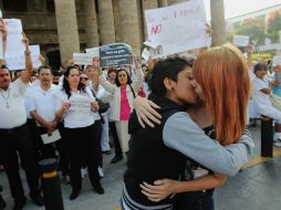 Una pareja se besa afuera del Teatro Degollado, tras la aprobación de la Ley de Libre Convivencia.  /