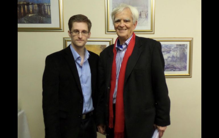 Edward Snowden (i) junto al legislador Hans-Christian Ströbele (d) después de su reunión en Moscú. AFP /