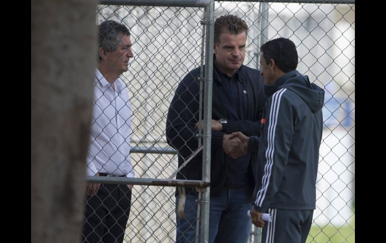 Vergara, Te Kloese y Ortega hablaron durante un buen rato en el entrenamiento de Chivas. MEXSPORT /