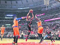 El guardia estrella de Chicago reapareció en el United Center, luego de una lesión que lo alejó de las duelas durante 18 meses. AFP /