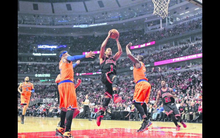 El guardia estrella de Chicago reapareció en el United Center, luego de una lesión que lo alejó de las duelas durante 18 meses. AFP /