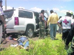 Escena común. Militares y socorristas inspeccionan una escena del crimen en Churintzio, Michoacán. AFP /