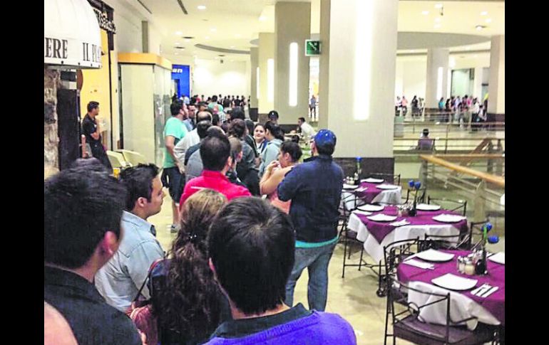 Así lucían las filas en la venta nocturna del iPhone en Guadalajara. La foto es de @víctorfps. ESPECIAL /