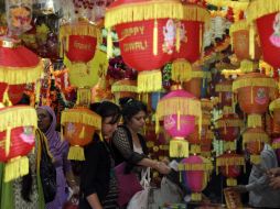 Durante el Diwali la gente estrena ropa nueva, comparte dulces y hacen explotar petardos. NTX /