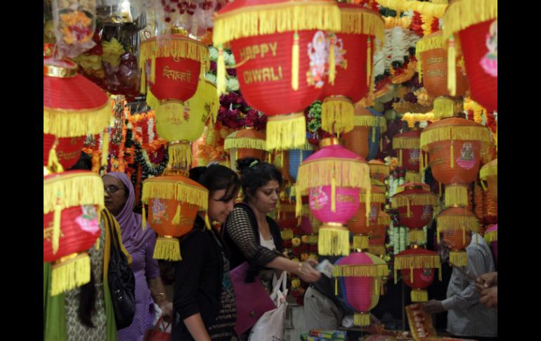 Durante el Diwali la gente estrena ropa nueva, comparte dulces y hacen explotar petardos. NTX /