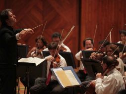 Bajo la batuta de su director artístico, José Areán, la orquesta dará su concierto. ARCHIVO /