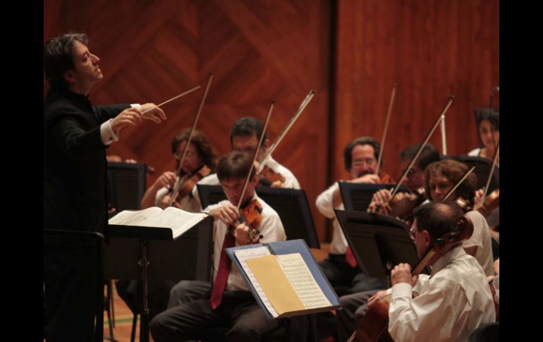 Bajo la batuta de su director artístico, José Areán, la orquesta dará su concierto. ARCHIVO /