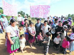 Familias de indígenas tsentales desplazados por los hechos violentos de la comunidad Tzajalá, municipio de Teopisca caminan por la carr NTX /