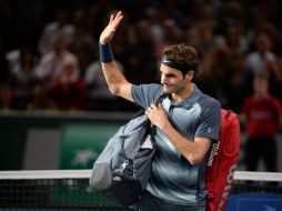 El experimentado tenista suizo Roger Federer no pudo completar el set final para sobresalir ante el serbio. AFP /