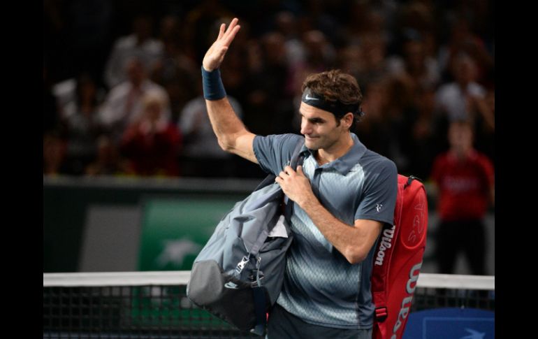 El experimentado tenista suizo Roger Federer no pudo completar el set final para sobresalir ante el serbio. AFP /