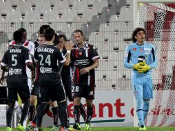 Guillermo Ochoa reclama a su defensa luego de una anotación del Valenciennes. AFP /