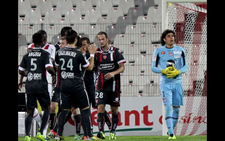 Guillermo Ochoa reclama a su defensa luego de una anotación del Valenciennes. AFP /