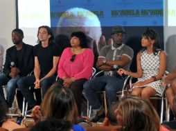 El elenco de la película junto a la hija de Mandela (centro de rosa). AFP /