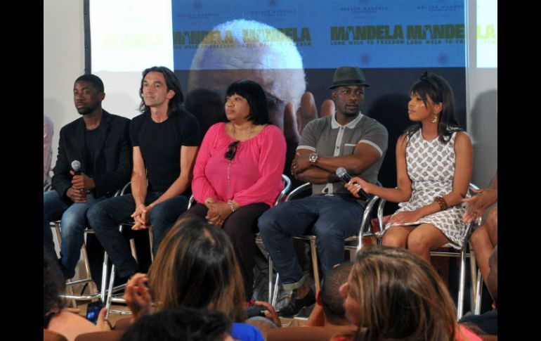 El elenco de la película junto a la hija de Mandela (centro de rosa). AFP /