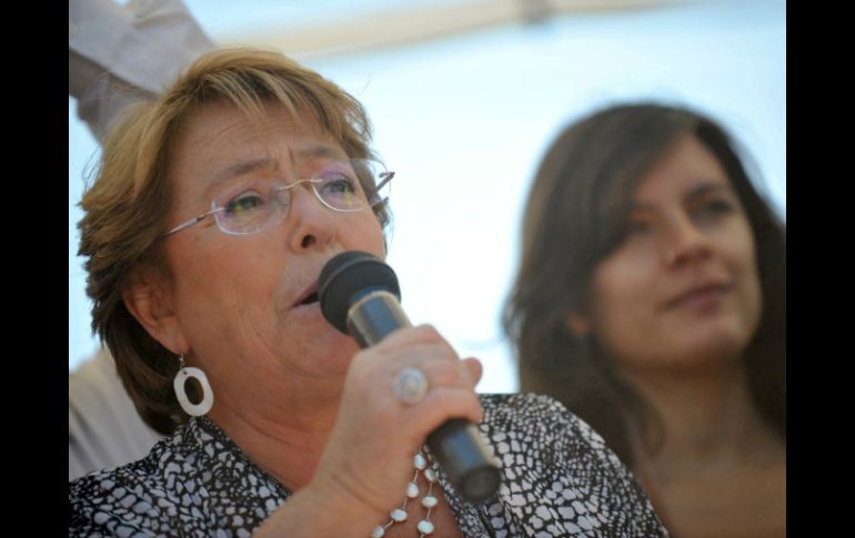 Bachelet compite por la presidencia de Chile con otros ocho candidatos. AFP /