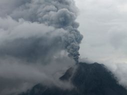 El Monte Sinabung expulsando cenizas en Indonesia. AP /