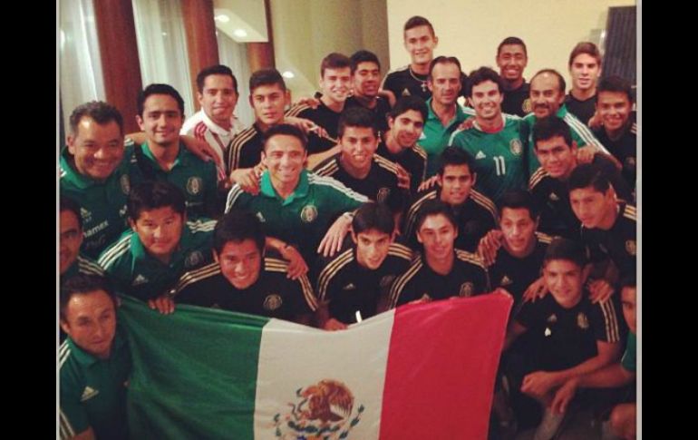 El piloto tapatío se tomó la foto del recuerdo con el equipo Sub-17. Tomada de Instagram @schecoperez. ESPECIAL /