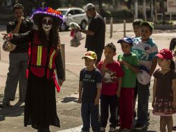 Karely Montaño acude a la Vía para enseñar a los niños sobre educación vial.  /