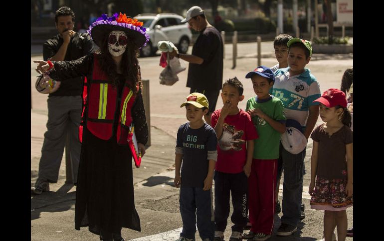 Karely Montaño acude a la Vía para enseñar a los niños sobre educación vial.  /