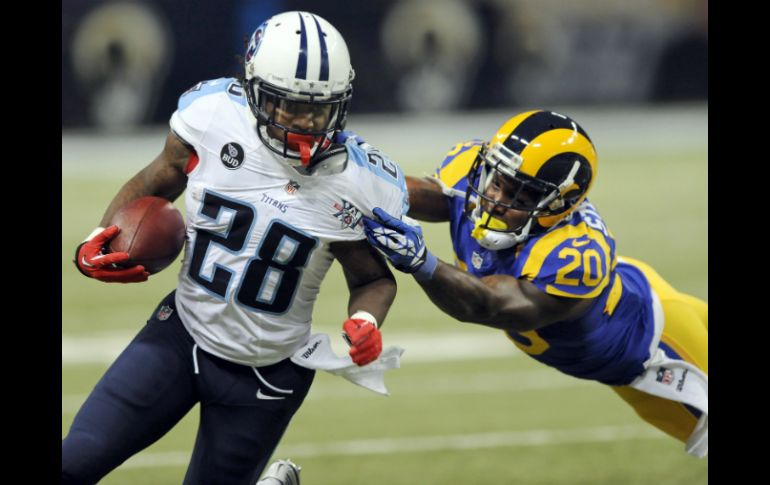 Chris Johnson (28) corrió para 150 yardas en la victoria de los Titanes. AP /