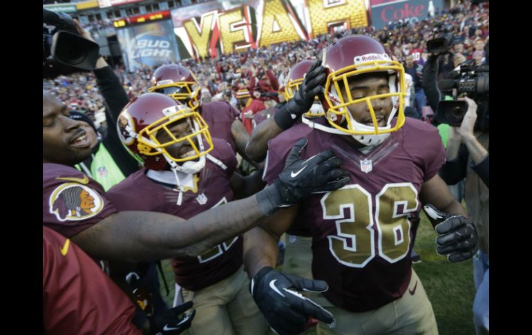 Darrel Young (36) fue el héroe para los Pieles Rojas en su victoria frente a los Cargadores. AP /