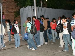 Algunos jóvenes no pudieron ser beneficiados con el programa de becas debido al adeudo. ARCHIVO /