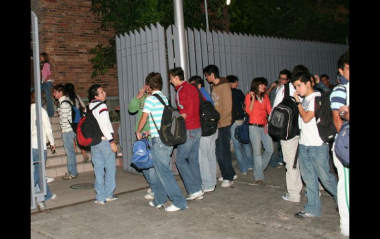 Algunos jóvenes no pudieron ser beneficiados con el programa de becas debido al adeudo. ARCHIVO /