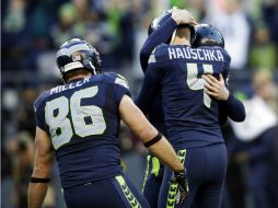 Steven Hauschka es felicitado después de conseguir el gol de campo del triunfo para los Halcones Marinos. AP /