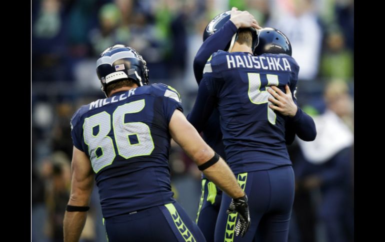 Steven Hauschka es felicitado después de conseguir el gol de campo del triunfo para los Halcones Marinos. AP /