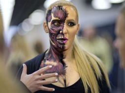 Los fanáticos de la serie tuvieron la oportunidad de tener sesiones con maquilladores para parecer zombis. AP /