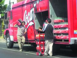 En las botellas y latas de las gaseosas habrá nuevas etiquetas en las que se informará a los consumidores del valor calórico.  /