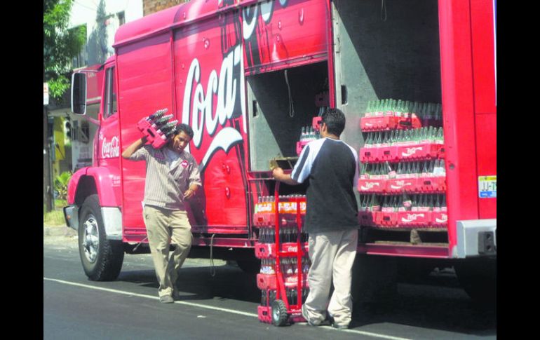 En las botellas y latas de las gaseosas habrá nuevas etiquetas en las que se informará a los consumidores del valor calórico.  /