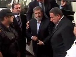 Morsi enfrenta 10 cargos, entre los que destacan la 'incitación a la violencia' con resultado de muertes contra manifestantes. AP /