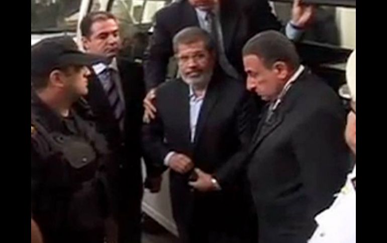 Morsi enfrenta 10 cargos, entre los que destacan la 'incitación a la violencia' con resultado de muertes contra manifestantes. AP /