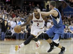 Kyrie Irving de Cavaliers, lleva la pelota ante JJ Barea de Timberwolves. AP /