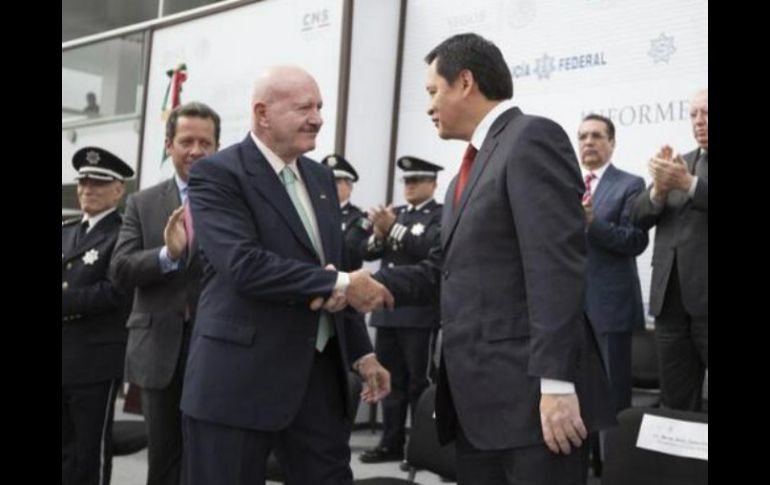 Miguel Ángel Osorio Chong y Manuel Mondragón y Kalb (i), durante el Informe de la Comisión Nacional de Seguridad. Foto: @osoriochong ESPECIAL /