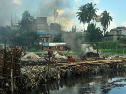 Alrededor de 160 mil personas son afectadas por la contaminación provocada por 270 curtidurías en Bangladesh. AFP /