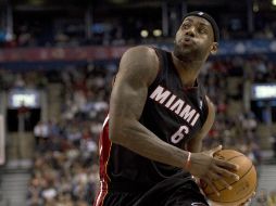 James guía al Heat a la victoria sobre Raptors. AP /