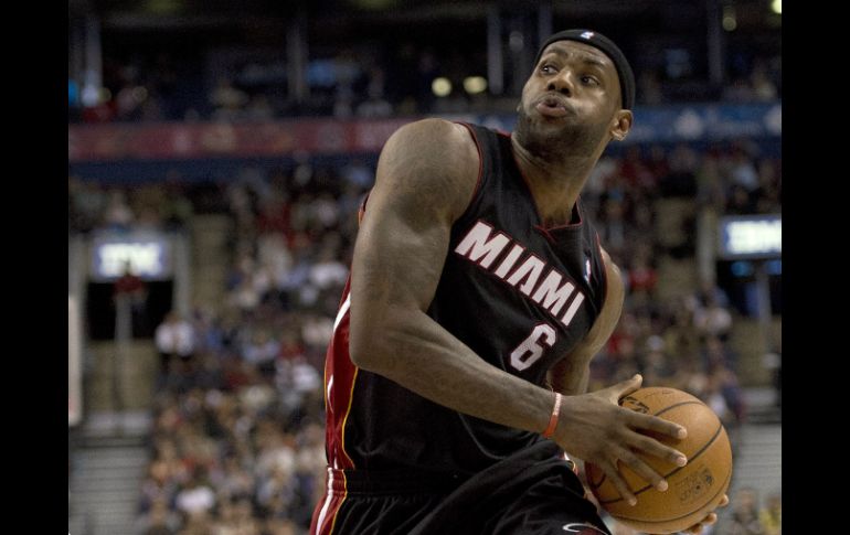 James guía al Heat a la victoria sobre Raptors. AP /