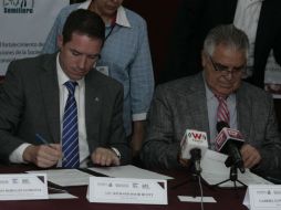 Richard David Huett, director de Prepa Tec y Gabriel González Delgadillo, director general del IJAS, firman el convenio.  /