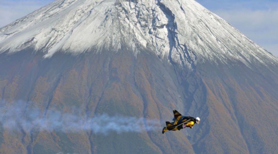 En su primer vuelo en Asia, Rossy alcanzó una velocidad cercana a los 300 kilómetros por hora. AFP /