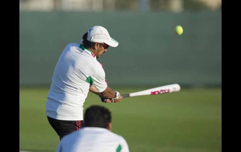 Raúl 'Potro' Gutiérrez juega beisbol durante la parte final del entrenamiento del equipo mexicano MEXSPORT /