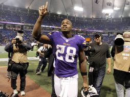 Adrian Peterson de los Vikingos de Minnesota sale del campo luego de la victoria de su equipo sobre Washington. AP /