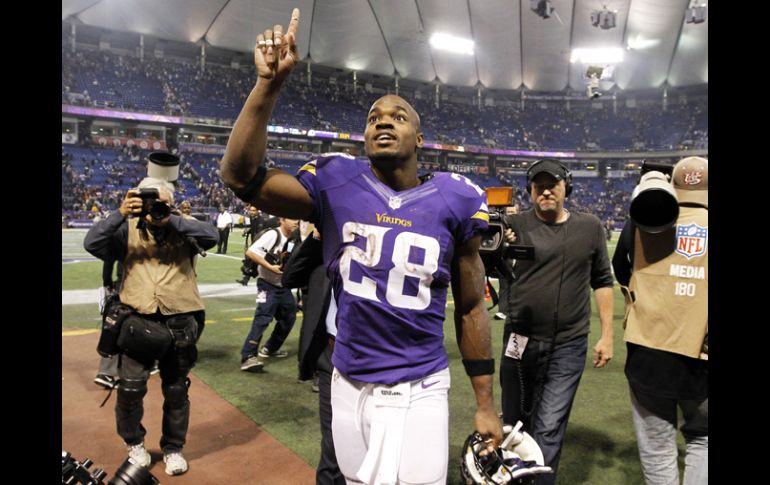 Adrian Peterson de los Vikingos de Minnesota sale del campo luego de la victoria de su equipo sobre Washington. AP /