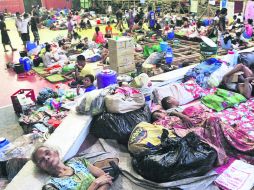 Cientos de habitantes tuvieron que ser resguardados, ante la cercanía del ciclón. En Lingig, en Surigao del Sur, falleció un hombre. EFE /