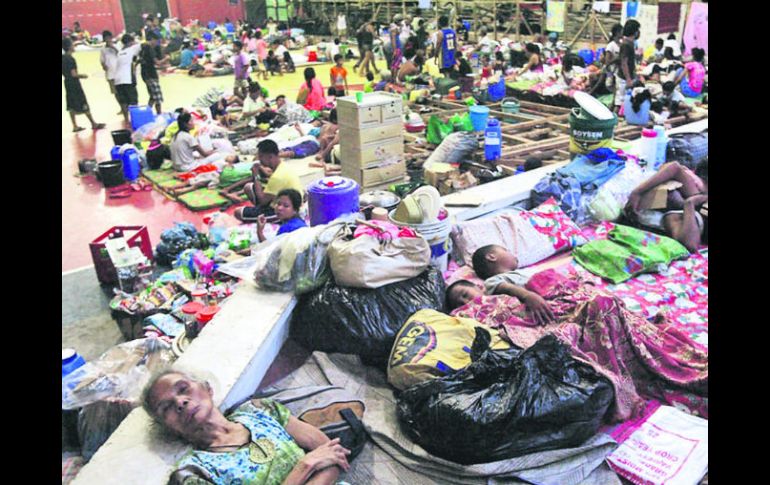 Cientos de habitantes tuvieron que ser resguardados, ante la cercanía del ciclón. En Lingig, en Surigao del Sur, falleció un hombre. EFE /