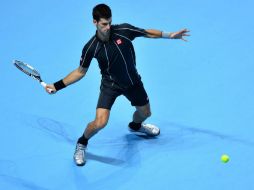 Novak Djokovic devuelve un saque en el partido disputado ayer en Londres. AFP /