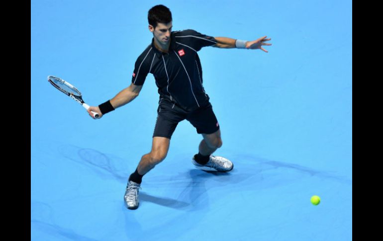 Novak Djokovic devuelve un saque en el partido disputado ayer en Londres. AFP /