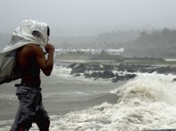 Al menos tres personas murieron mientras cientos de miles de filipinos abandonaron sus hogares huyendo del súper tifón 'Haiyan'. EFE /