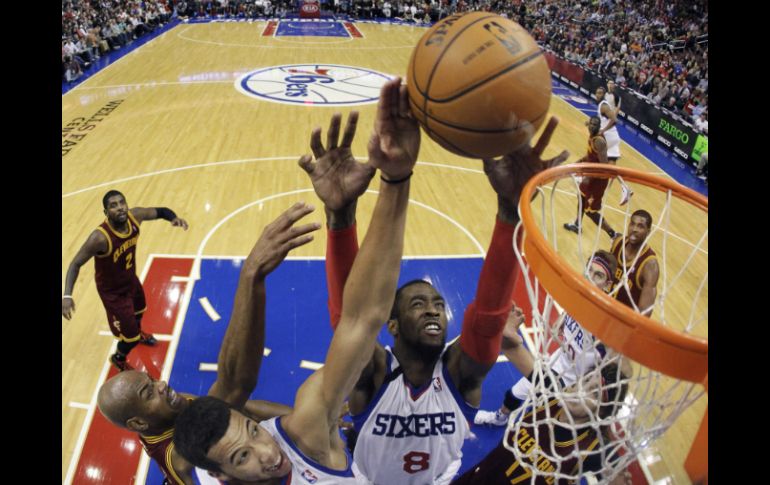 James Anderson y Michael Carter-Williams anotaron 11 cada uno por los Sixers AP /